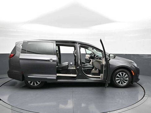 Used 2020 Chrysler Pacifica Touring-L Plus FWD image 45