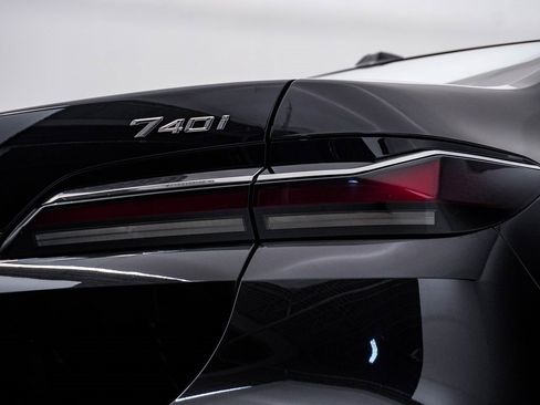 Used 2025 BMW 740i xDrive image 13