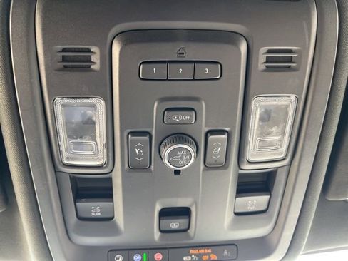 Used 2021 GMC Yukon Denali w/ Denali Premium Package AWD/4WD image 11