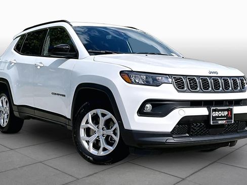 Used 2024 Jeep Compass Latitude AWD/4WD image 3