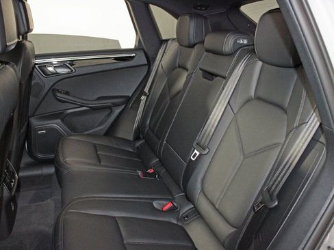Certified 2026 Porsche Macan AWD/4WD image 33