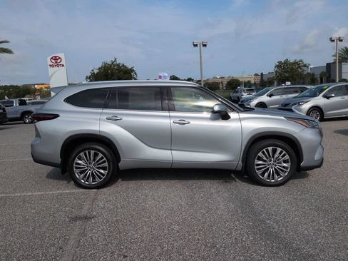 Certified 2024 Toyota Highlander Platinum FWD image 3