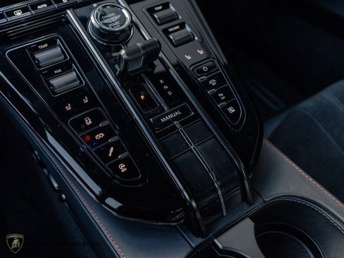 Used 2025 Aston Martin V8 Vantage Coupe image 16