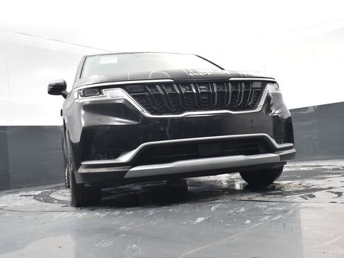 Used 2024 Kia Carnival EX image 23