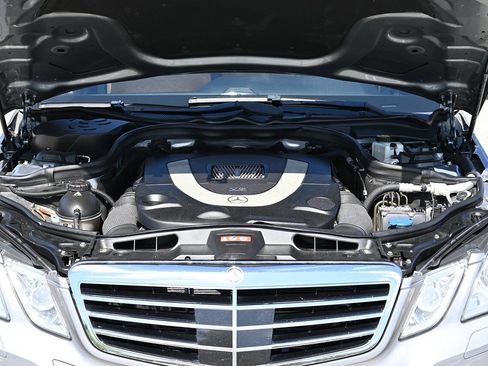 Used 2011 Mercedes-Benz E 550 4MATIC Sedan image 38