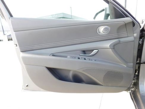 Used 2025 Hyundai Elantra SEL image 12