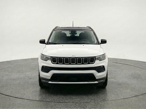 Used 2025 Jeep Compass Latitude AWD/4WD image 2