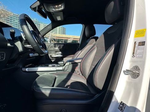Used 2023 Mercedes-Benz GLB 250 4MATIC image 11