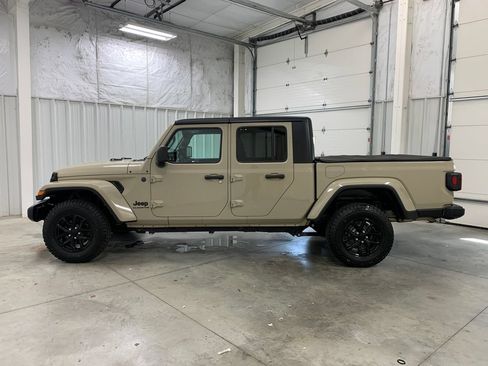 Used 2022 Jeep Gladiator Sport AWD/4WD image 20