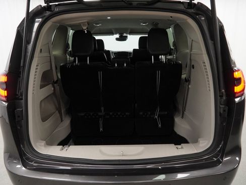 Certified 2023 Chrysler Pacifica Touring-L image 43