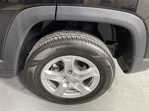 Used 2022 Jeep Compass Sport image 28