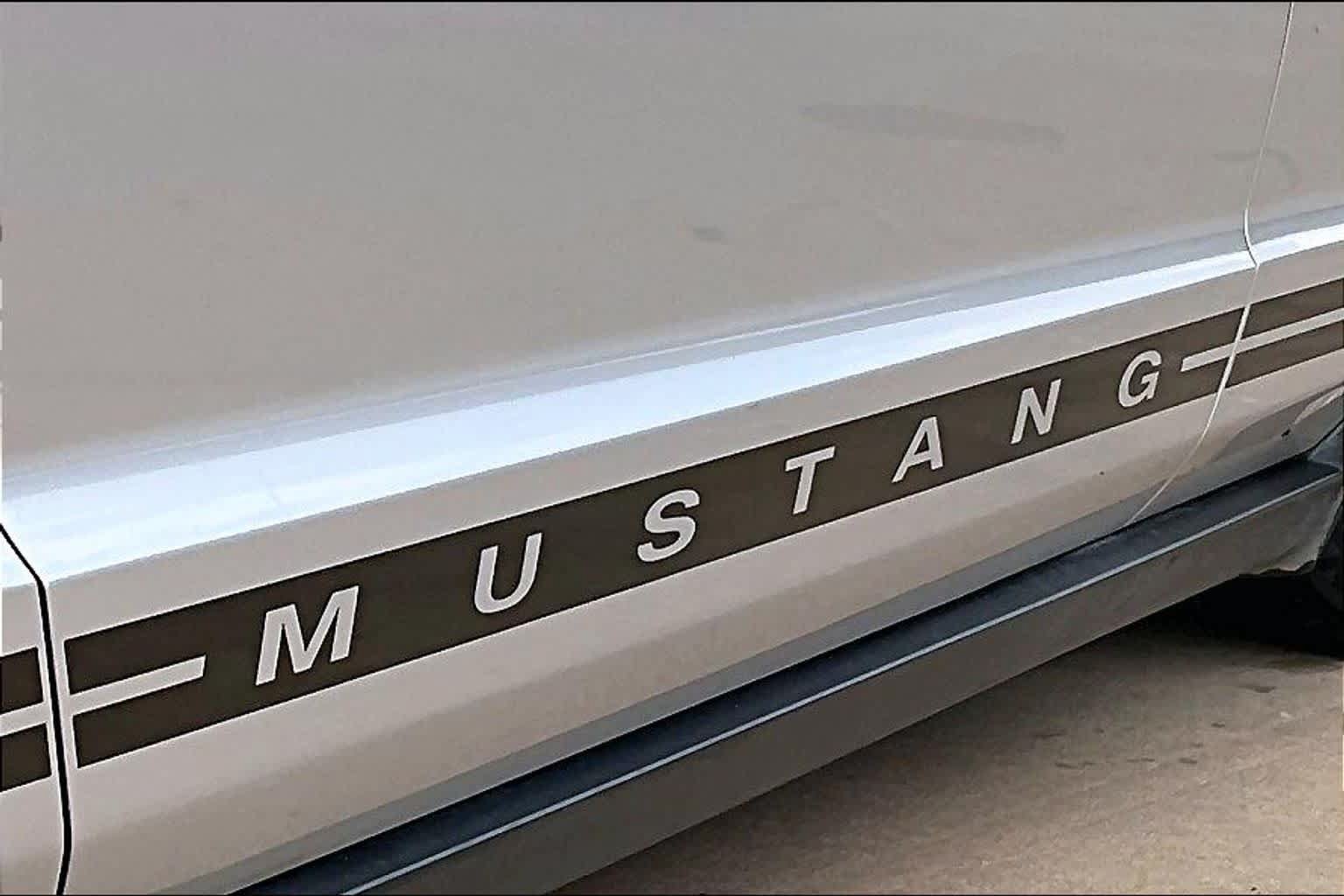 Used 2005 Ford Mustang Convertible RWD image 9