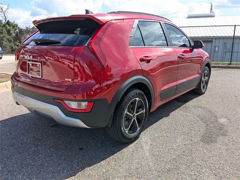 Used 2024 Kia Niro LX image 8