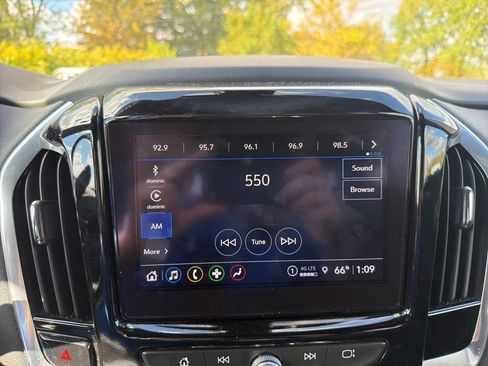 Used 2022 Chevrolet Traverse LT image 22