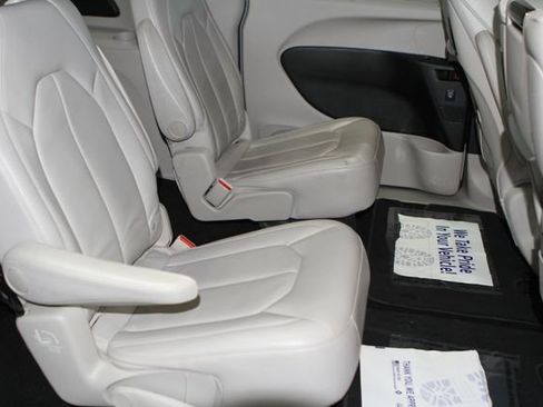 Used 2018 Chrysler Pacifica Touring-L Plus w/ Advanced Safetytec Group FWD image 25