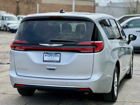 Used 2024 Chrysler Pacifica Touring-L FWD image 40