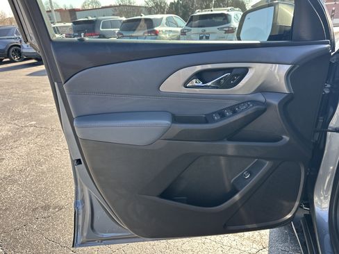 Used 2021 Chevrolet Traverse LT image 11
