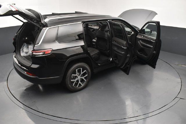 Used 2025 Jeep Grand Cherokee L Limited AWD/4WD image 30