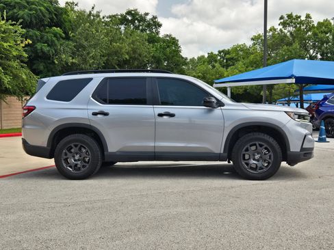 Used 2025 Honda Pilot TrailSport image 2