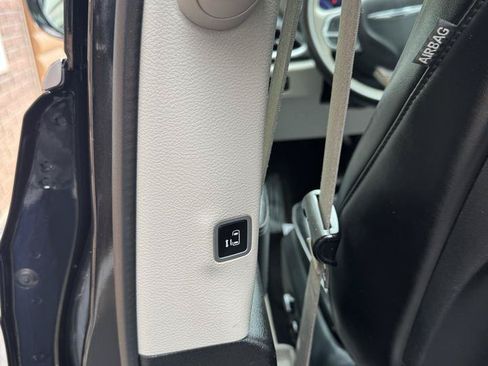 Used 2018 Chrysler Pacifica Limited w/ Advanced Safetytec Group FWD image 14