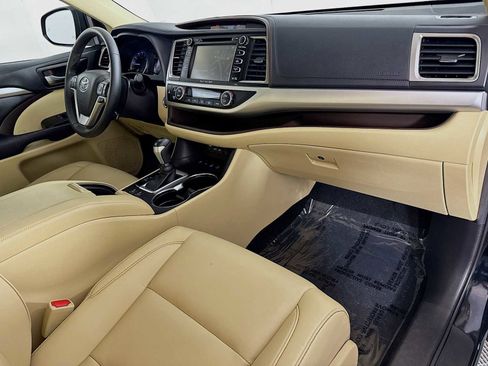 Used 2019 Toyota Highlander XLE image 28