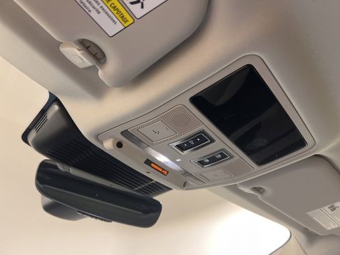 Used 2025 Land Rover Range Rover Evoque Dynamic SE image 18