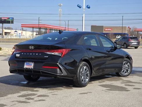 Used 2025 Hyundai Elantra Blue image 5