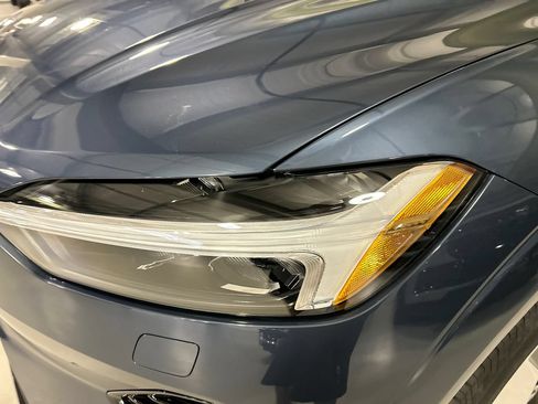 Certified 2024 Volvo XC60 T8 Ultimate w/ Climate Package AWD/4WD image 9