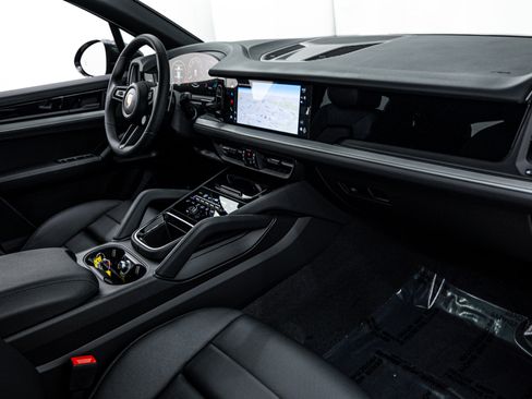 Certified 2025 Porsche Cayenne image 16