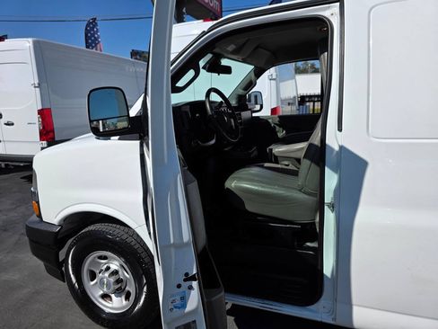 Used 2020 Chevrolet Express 3500 RWD image 17