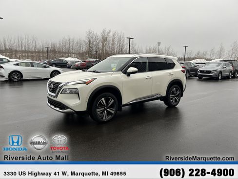 Used 2021 Nissan Rogue Platinum image 3