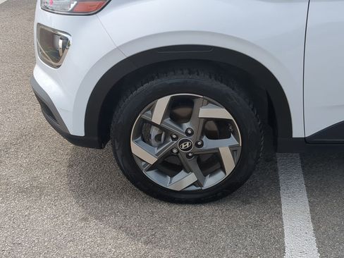 Used 2022 Hyundai Venue SEL FWD image 11