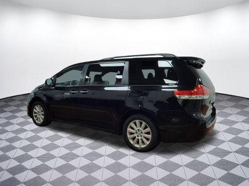 Used 2013 Toyota Sienna XLE image 3