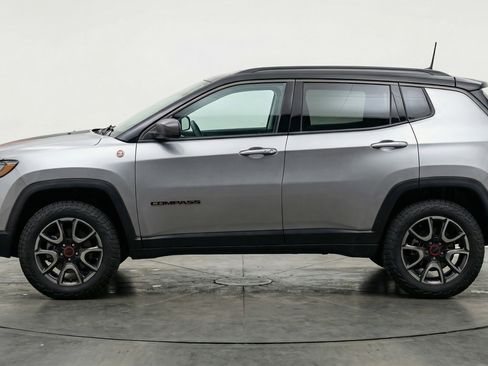 Used 2025 Jeep Compass Trailhawk image 5