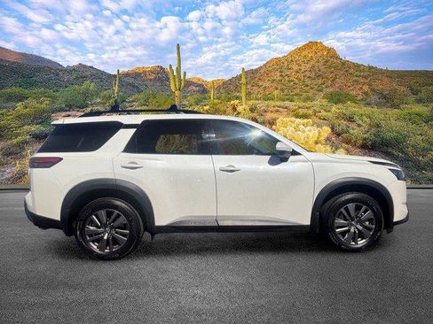 Used 2024 Nissan Pathfinder SV FWD image 3