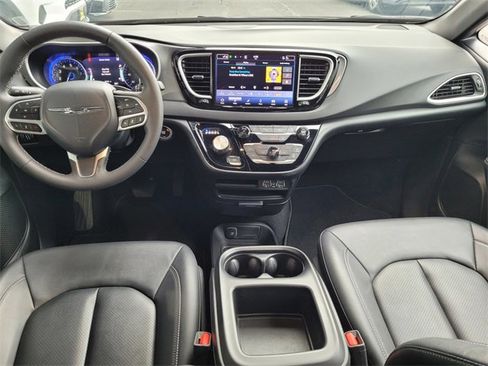 Certified 2025 Chrysler Pacifica Select image 6
