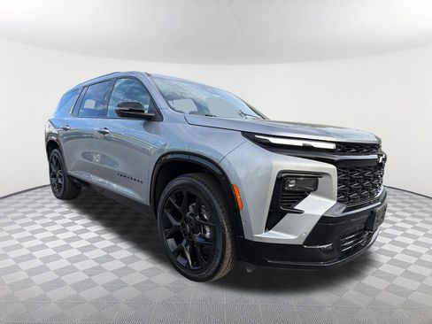 Used 2025 Chevrolet Traverse RS FWD image 3