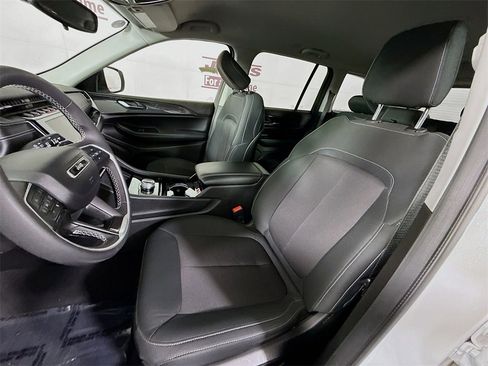 Used 2023 Jeep Grand Cherokee Laredo image 25