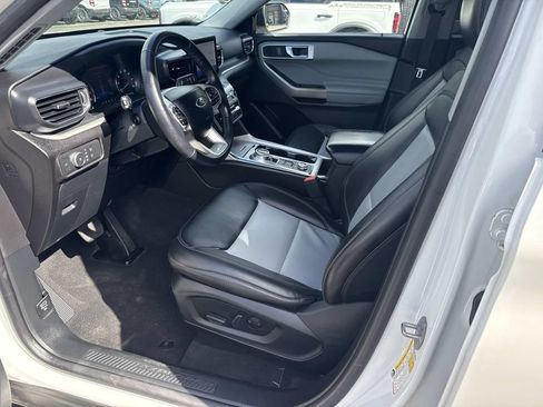 Used 2022 Ford Explorer XLT w/ Equipment Group 202A AWD/4WD image 19