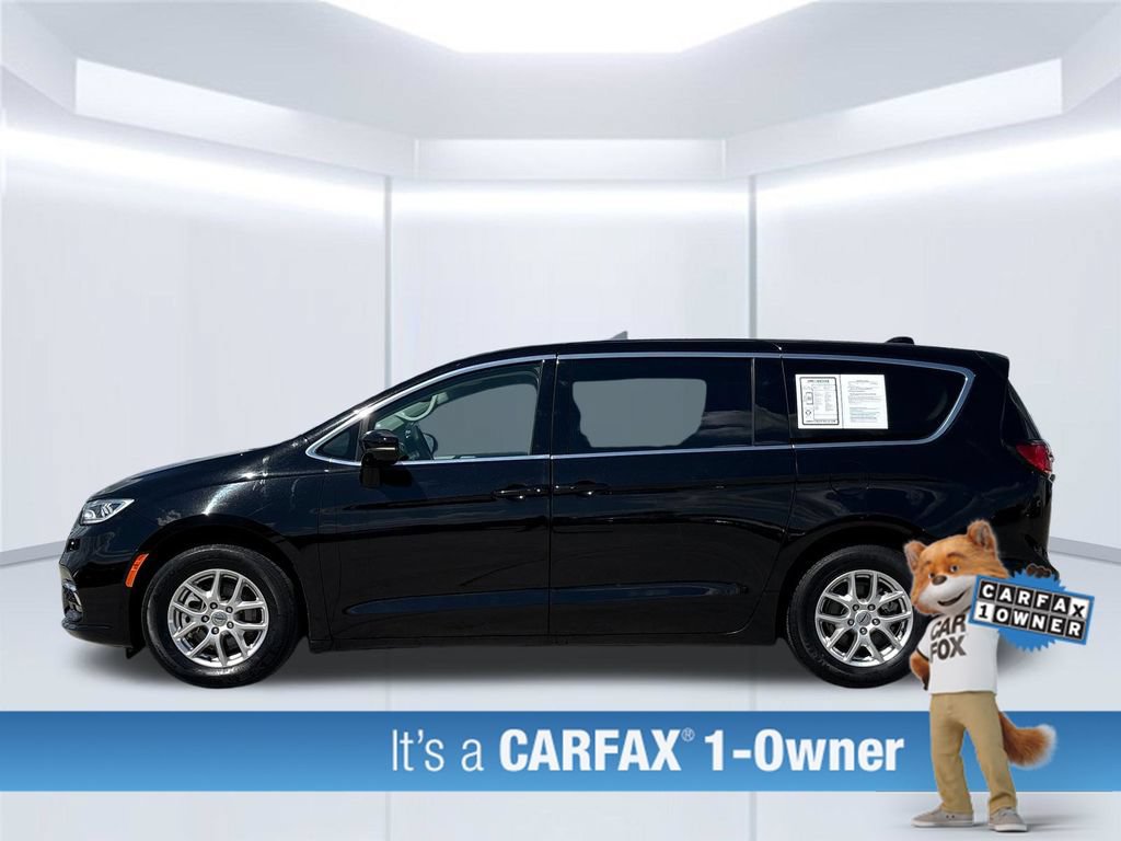 Used 2024 Chrysler Pacifica Touring-L FWD image 3