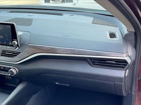 Used 2025 Nissan Altima 2.5 SV image 15