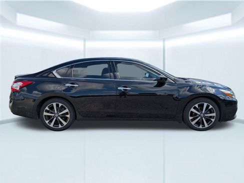 Used 2016 Nissan Altima 2.5 SR w/ LED Appearance Package image 7