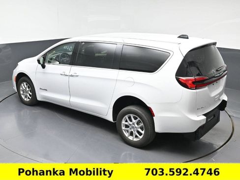 Used 2024 Chrysler Pacifica Touring-L FWD image 20