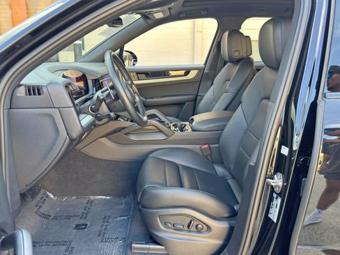 Used 2024 Porsche Cayenne AWD/4WD image 17