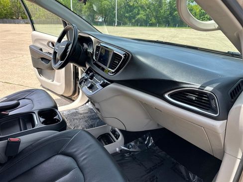 Used 2018 Chrysler Pacifica Touring-L FWD image 32