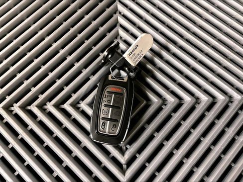 Used 2024 Chrysler Pacifica Limited FWD image 11