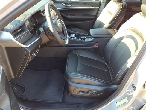 New 2025 Jeep Grand Cherokee Limited image 10