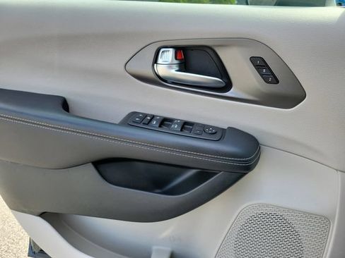 Used 2023 Chrysler Pacifica Touring-L FWD image 17