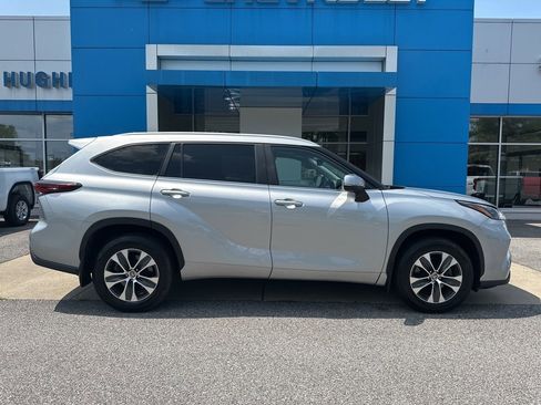 Used 2024 Toyota Highlander XLE image 3