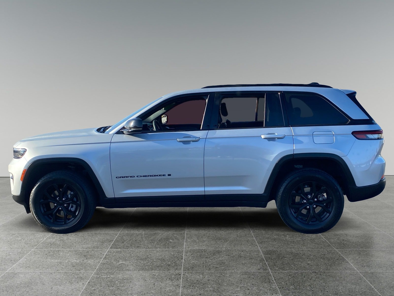 Used 2025 Jeep Grand Cherokee Altitude AWD/4WD image 2